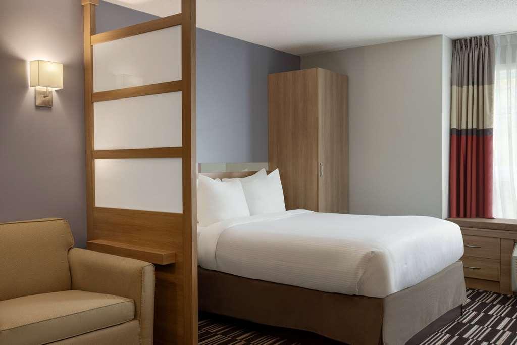 Microtel Inn & Suites By Wyndham Val-D Or Val-d'Or Room photo