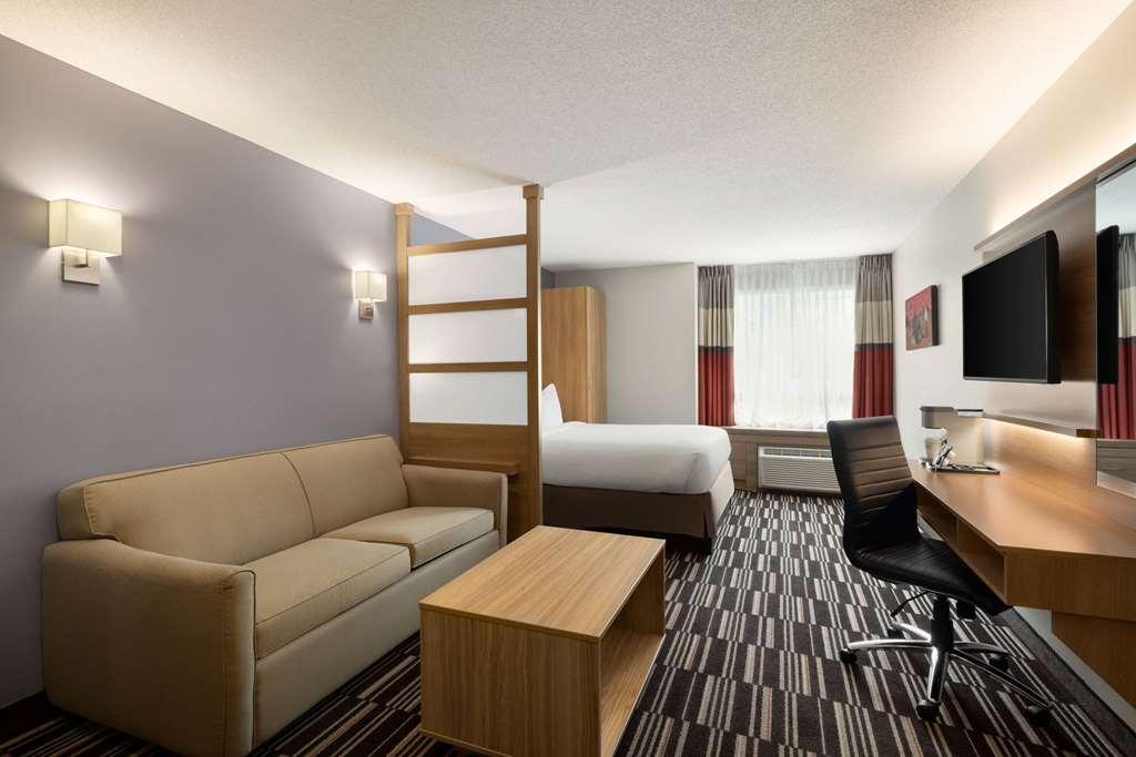 Microtel Inn & Suites By Wyndham Val-D Or Val-d'Or Room photo